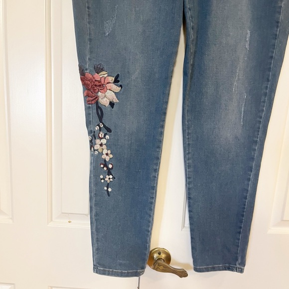 Lane Bryan Venezia Embroidered High Rise Medium Wash Blue Jeans. Size 18 - Picture 4 of 14